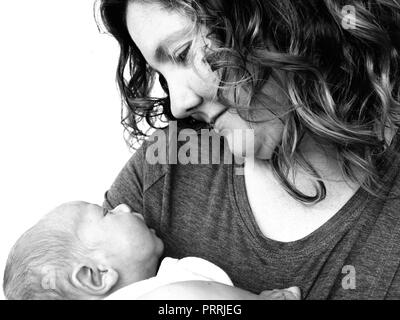 Noir et blanc portrait de jeune femme et bébé endormi Banque D'Images