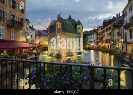 Prison médiévale à Annecy, le Palais de l'Isle a été construit sur une île rocheuse naturelle au 12ème siècle comme prison Banque D'Images