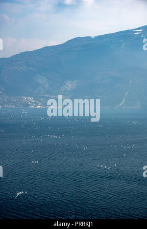 Avis de voiliers sur le lac de garde de la chapelle de Santa Barbara, Riva del Garda, Italie Banque D'Images