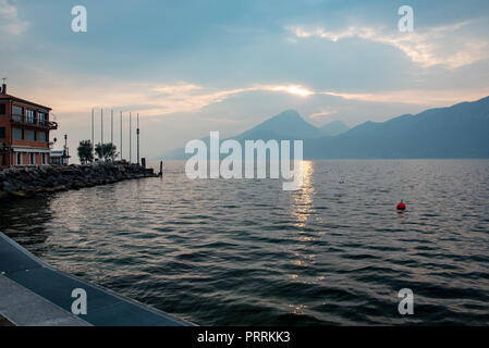 Nuages spectaculaires, le lac de Garde, Italie Banque D'Images