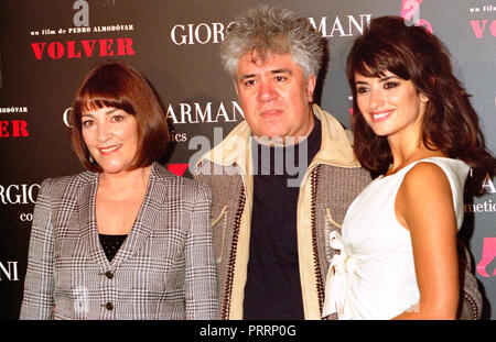 31 / 03 / 2006 ; Carmen Maura, Pedro Almodovar Penélope Cruz y en el estreno de 'Volver' en Barcelone. Banque D'Images