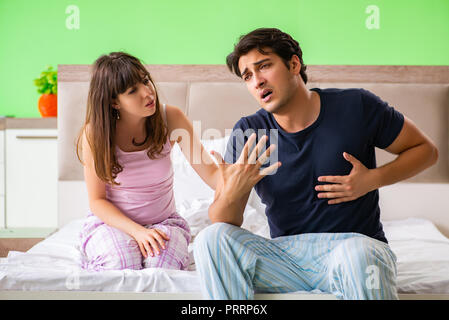 Les jeunes ayant des problèmes avec son mari dans la chambre de la santé Banque D'Images