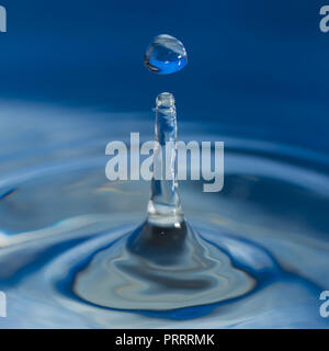 Des gouttelettes d'eau colorée de rebondir sur l'eau Banque D'Images