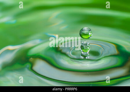Des gouttelettes d'eau colorée de rebondir sur l'eau Banque D'Images