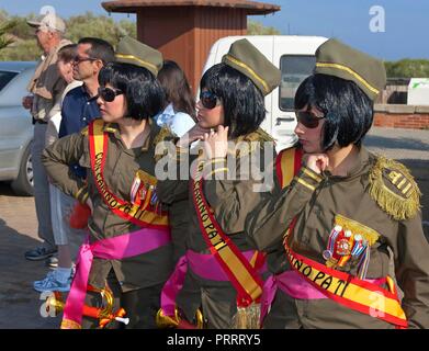 Le carnaval, les jeunes femmes déguisés en militaires, Isla Cristina, province de Huelva, Andalousie, Espagne, Europe. Banque D'Images