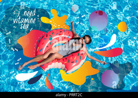 Young Asian woman floating on inflatable donut dans la piscine. L'illustration et le lettrage - J'ai besoin de mer vitamine Banque D'Images
