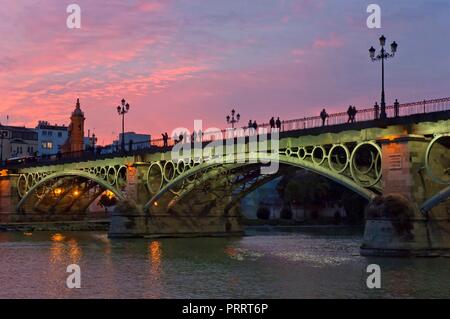 Guadalquivir et le pont de Triana, Séville, Andalousie, Espagne, Europe. Banque D'Images