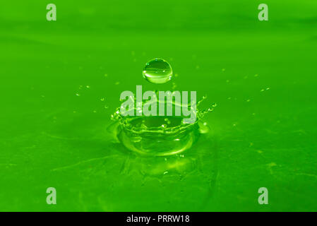 Des gouttelettes d'eau colorée de rebondir sur l'eau Banque D'Images