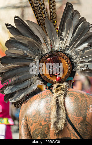 La tatouée arrière d'un Indien mexicain danseur Concheros lors d'événements célébrant le saint patron des villes pendant la fête de Saint Michel Le 30 septembre 2018 à San Miguel de Allende, Mexique. Le festival est un événement de quatre jours avec des processions, des défilés et une fin de nuit bataille d'artifice. Banque D'Images