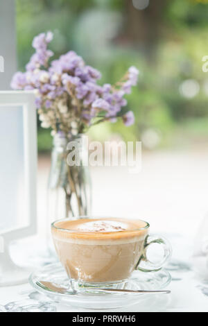 Cappuccino en coupe claire sur la table cafe Banque D'Images