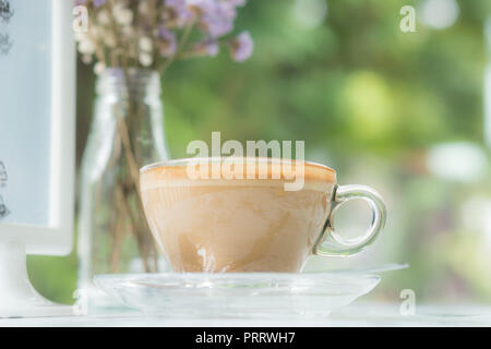 Cappuccino en coupe claire sur la table cafe Banque D'Images