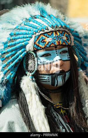 Un jeune Indien mexicain danseur Conchero portant une coiffe à plumes attend de vous joindre à la parade annuelle célébrant le saint patron des villes pendant la fête de Saint Michel Le 30 septembre 2018 à San Miguel de Allende, Mexique. Le festival est un événement de quatre jours avec des processions, des défilés et une fin de nuit bataille d'artifice. Banque D'Images