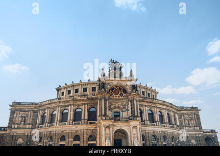 Low angle view of belle architecture de l'opéra Semperoper à Dresde, Allemagne Banque D'Images