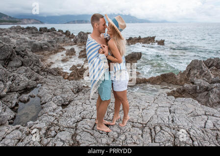 Vue latérale du beau jeune couple hugging on Rocky beach et au Monténégro Banque D'Images