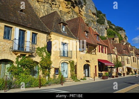 Maisons médiévales à la Roque-Gageac en dessous de la falaise, un des plus beaux villages de France, sur la rivière Dordogne Banque D'Images