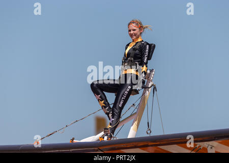 Breitling Wing Walker Freya Paterson sur l'aile d'avion Boeing Stearman. Banque D'Images