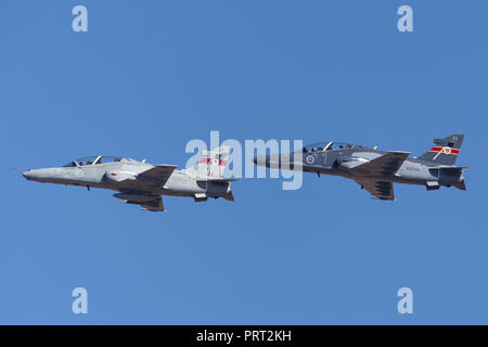 Royal Australian Air Force (RAAF) BAE Hawk 127 plomb dans les avions d'entraînement de combat en formation. Banque D'Images