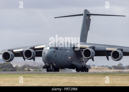 Royal Australian Air Force (RAAF) Boeing C-17A Globemaster III grand avion de transport militaire A41-206 du 36 Escadron basé à Amberley RAAF, Queensla Banque D'Images