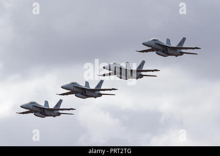 Quatre Royal Australian Air Force (RAAF) Boeing F/A-18F Super Hornet multirole fighter avions volant en formation. Banque D'Images