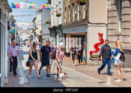 12 Juin 2018 : Falmouth, Cornwall, UK - Church Street, la principale rue commerçante de Falmouth. Banque D'Images