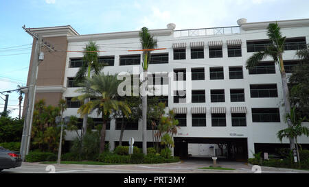 La journée l'établissement extérieur shot stock photo d'un générique de plusieurs étages grand garage de stationnement dans le centre-ville de ville structure tropical pour entreposage de véhicules. Banque D'Images