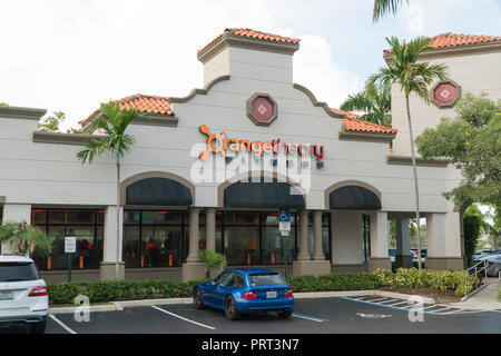 Boca Raton, Floride - Circa 2018 : Théorie Orange sport Fitness fitness studio exterior façade extérieure pendant la journée. La formation d'intervalle de fréquence cardiaque worko Banque D'Images