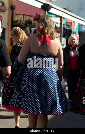 Porthcawl, au Pays de Galles. 29 septembre 2018. Femme vêtue de robe inspirée des années 1950 au Festival d'Elvis. ©PoppyGarlick Banque D'Images