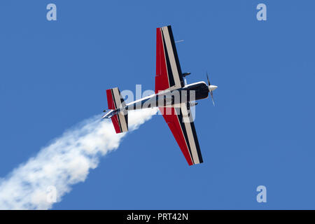 Melissa Andrzejewski battant un Edge 540 avions de voltige. Banque D'Images