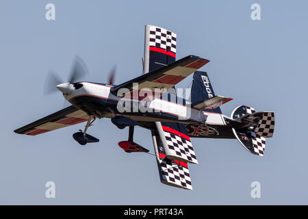 Melissa Andrzejewski battant un Edge 540 avions de voltige avec Skip Stewart voler en avion Pitts Special S-2. Banque D'Images