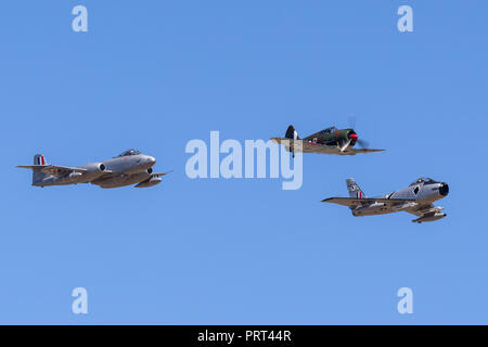Ancien Royal Australian Air Force (RAAF) Commonwealth Aircraft Corporation CA-13 Boomerang VH-MHR d'avions de chasse à la tête d'un Gloster Meteor et CAC Sa Banque D'Images
