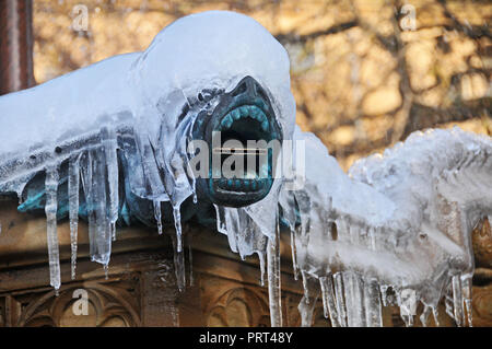 Autour du Royaume-Uni - Manchester - Icicles sur la fontaine de l'eau pour commémorer le Jubilé de diamant de la reine Victoria Banque D'Images