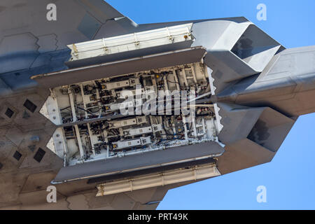 La baie d'armes de l'United States Air Force (USAF) Lockheed Martin F-22A Raptor furtif de cinquième génération d'avions d'appui tactique. Banque D'Images
