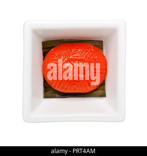 Chinois traditionnel - Pâtisserie gâteau tortue rouge dans un bol carré isolé sur fond blanc Banque D'Images