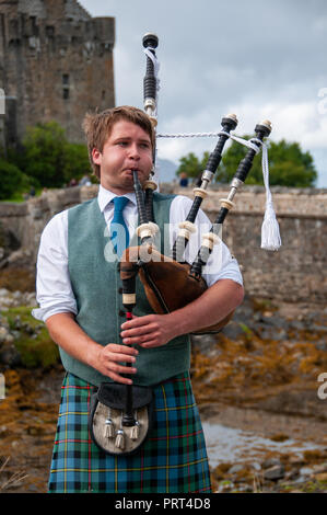 Voir d'Eileen Donan historic house et château de la famille MacRae sur l'île au large de côtes de Kyle of Lochalsh, les Highlands écossais. Banque D'Images