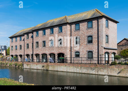 Bloc d'appartement à côté de Chichester Ship Canal dans Chichester, West Sussex, Angleterre, Royaume-Uni. Banque D'Images