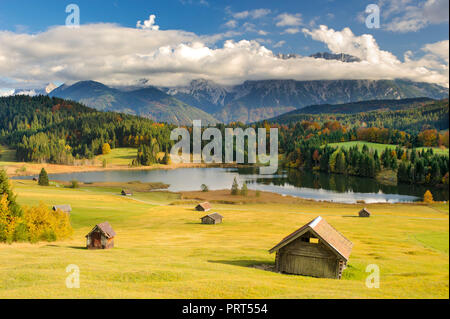 Beau paysage rural en Bavière avec des Karwendel à l'automne Banque D'Images