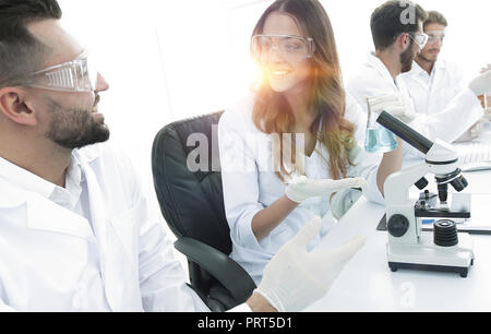 Le personnel de laboratoire en milieu de travail Banque D'Images