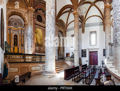 Santarem, Portugal. Autel et nef à colonnes toscanes de l'église Igreja da Misericordia. Hall-Church 16ème siècle à la fin de l'architecture Renaissance Banque D'Images