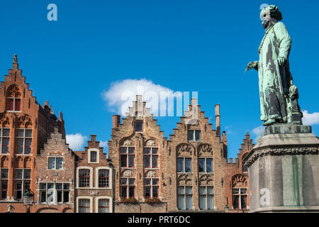 Statue et mémorial pour Bruges peintre Jan van Eyck, situé dans la place Jan van Eyck, Bruges (Brugge), Flandre orientale, Belgique Banque D'Images