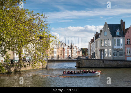 Scène de rue de canal mer logement dans la ville historique de Bruges, Flandre occidentale, Belgique Banque D'Images