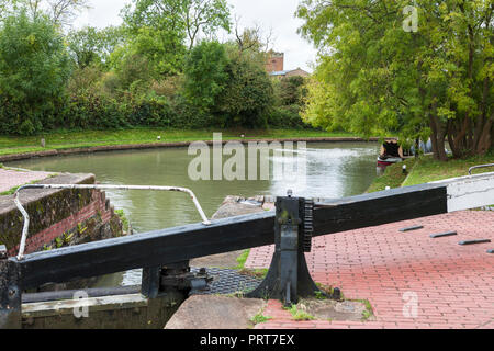 Au milieu Hillmorton serrures, nord du canal d'Oxford, le plus officiellement ensemble d'écluses sur le canal Anglais : système de Warwickshire, Angleterre, Royaume-Uni (Wop) Banque D'Images