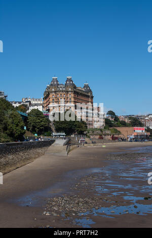 Le grand hotel Scarborough situé en front de mer et du funiculaire Banque D'Images