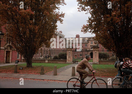 St Catharine's College, Trumpington Street, et les cyclistes, Cambridge Banque D'Images