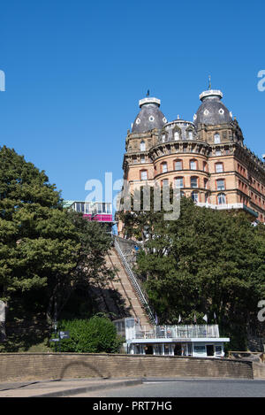 Le Grand Hôtel et funiculaire à Scarborough sur la côte est de Yorkshire Banque D'Images