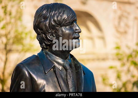 Liverpool, Royaume-Uni - 17 mai 2018 : statue en bronze des Beatles se trouve à la tête de la jetée sur le côté du fleuve Mersey, sculptée par Andrew Edwards et érigée Banque D'Images