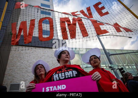 Des femmes habillées comme des caractères du livre 'The Handmaid's Tale" de protestation contre la visite de Vice Président américain Mike pence le 2 octobre. Spokane, Washi Banque D'Images