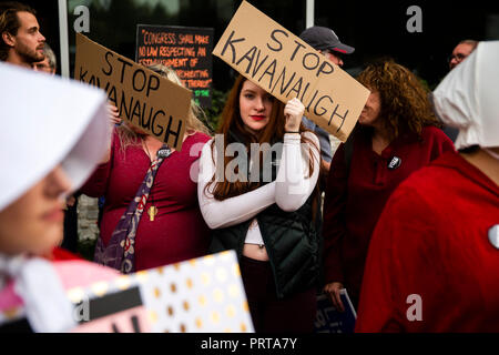 Bien qu'entouré par des femmes habillées comme des personnages du livre 'The Handmaid's Tale, Bella' Beckley, de Spokane, démontre contre le juge Brett Kav Banque D'Images