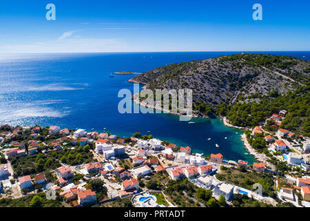 Belle photo aérienne de Razanj en Dalmatie, Croatie, Europe. Belle nature et paysage les chaudes journée d'été ensoleillée à la mer Adriatique et la côte. Banque D'Images