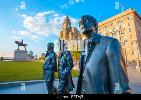 Liverpool, Royaume-Uni - 17 mai 2018 : statue en bronze des Beatles se trouve à la tête de la jetée sur le côté du fleuve Mersey, sculptée par Andrew Edwards et érigée Banque D'Images