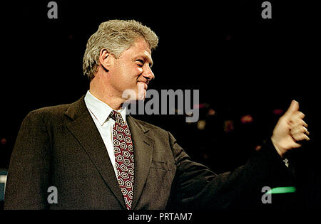 East Rutherford, New Jersey, USA, le 1 novembre 1992 Campagne de Clinton/ Gore rally at the Meadowlands. Le gouverneur de l'Arkansas William Clinton, le candidat démocrate à la traite de rassemblement dans la Brendan Byrne arena. Credit : Mark Reinstein/MediaPunch Banque D'Images